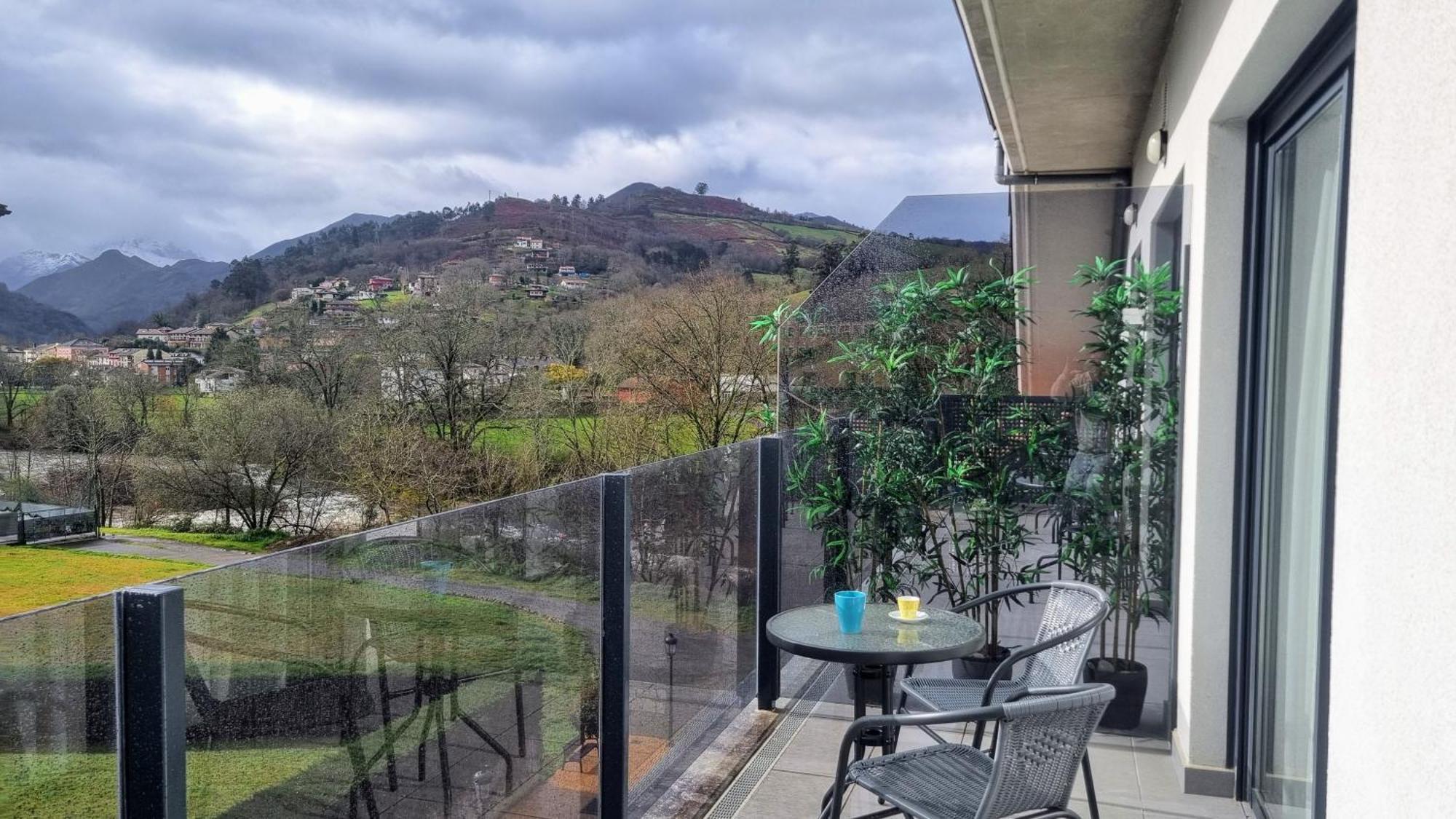 Cangas De Onis A Orillas Del Rio Sella Esterno foto