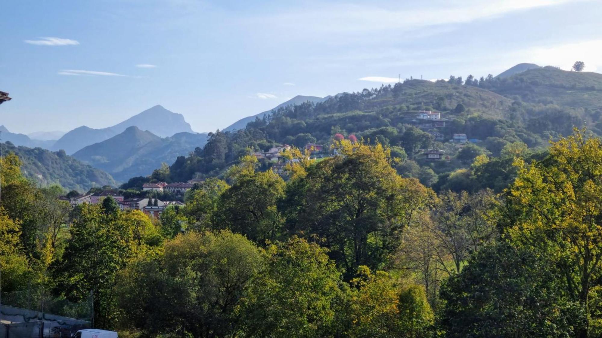 Cangas De Onis A Orillas Del Rio Sella Esterno foto