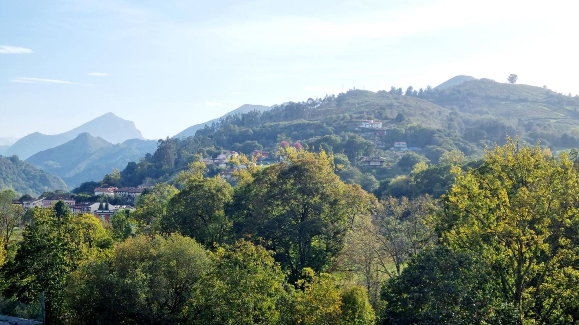 Cangas De Onis A Orillas Del Rio Sella Esterno foto